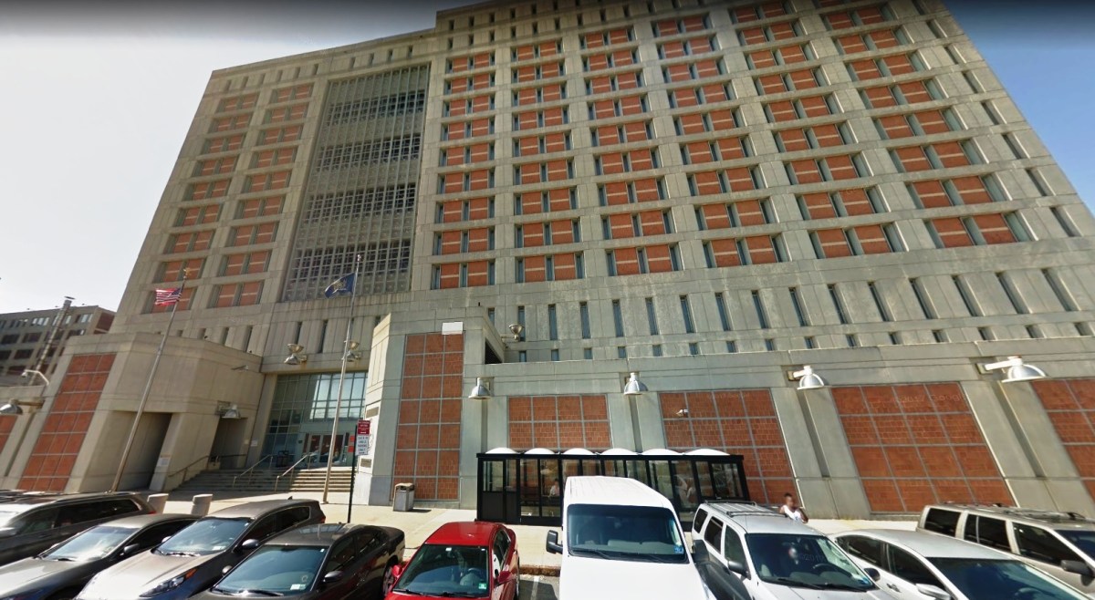 Oficial violó a recluso en oficina del capellán en cárcel donde están Maduro y Mangione: acusación en Nueva York