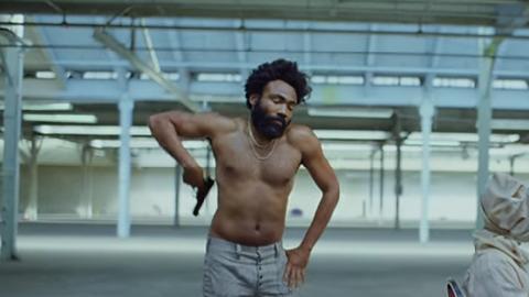 El cantante personifica a alguien desequilibrado mentalmente.