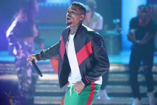 VIDEO: Chris Brown avienta celular de una fan en pleno concierto