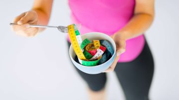 La clave para controlar el peso no está en hacer dietas y dietas sino incorporar en la alimentación diaria unos súper alimentos que evitan comer de más.