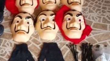 Armas, teléfonos y máscaras de Dalí les fueron confiscadas a estos asaltantes.