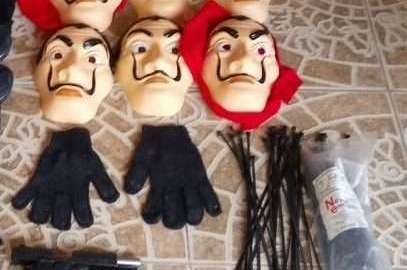 Armas, teléfonos y máscaras de Dalí les fueron confiscadas a estos asaltantes.
