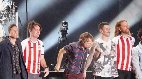 Al menos dos integrantes de la banda Maroon 5 salieron con la playera de Chivas del Guadalajara