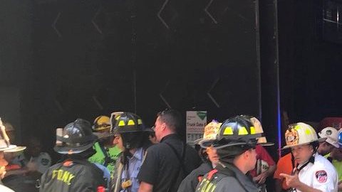 Bomberos en auxilio en 217 W 57th St, Manhattan