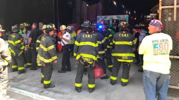 Bomberos en auxilio en 217 W 57th St, Manhattan