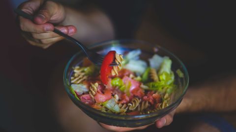 Seguro que tienes todos los ingredientes en casa para preparar esta ensalada.