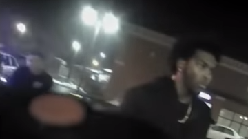 Fragmento del video donde se detiene a Sterling Brown