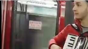 Joven toca el éxito de Luis Fonsi en el metro de Toronto.