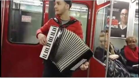 Joven toca el éxito de Luis Fonsi en el metro de Toronto.