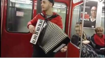 Joven toca el éxito de Luis Fonsi en el metro de Toronto.