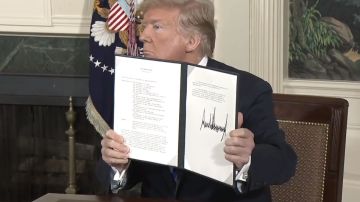 El presidente Trump firmó el memorando de salida de EEUU de acuerdo nuclear sobre Irán.