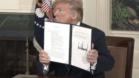 El presidente Trump firmó el memorando de salida de EEUU de acuerdo nuclear sobre Irán.