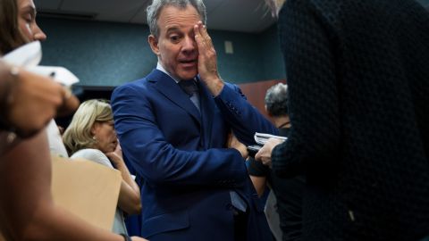 Antes de ser electo Fiscal, Schneiderman fue Senador estatal de NY