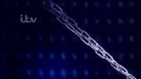 Johnson tuvo que recurrir a una vara para poder liberarse.