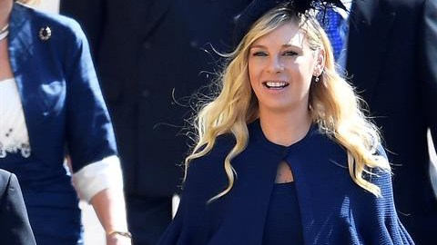 Cuando la joven Chelsy Davy realizó su entrada, más de uno y una se dio la vuelta.