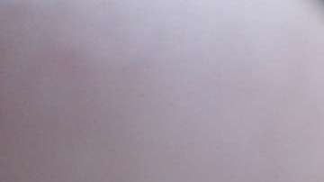 Bebé en silla de auto.