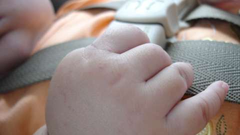 Bebé en silla de auto.