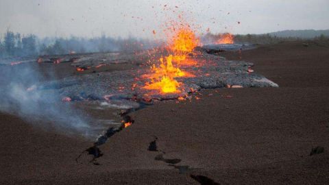 Una fisura por donde emerge lava.