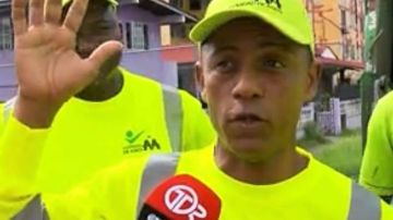 Gabriel Victoria, árbitro panameño que se dedica a la recolección de basura también.
