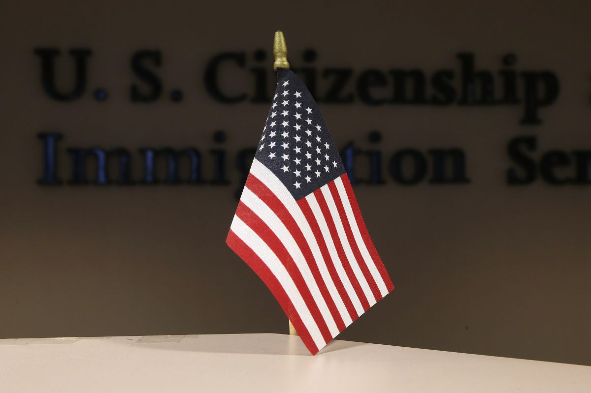 USCIS pide a inmigrantes mantenerse informados sobre ajustes migratorios.