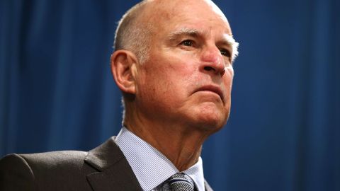 "Estos estados representan a 140 millones de personas que simplemente quieren automóviles más limpios y eficientes", dijo Jerry Brown.