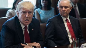 Trump vuelve a lamentar tener a Sessions en su gabinete
