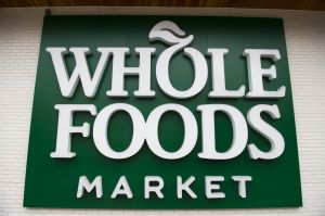 Demandan a Whole Foods por sancionar a empleados que usan mascarillas de BLM