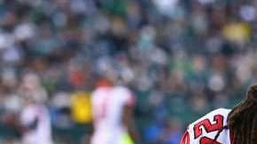 Los jugadores de la NFL que insistan en arrodillarse durante el himno causarán problemas a sus equipos. (Foto: Mitchell Leff/Getty Images)