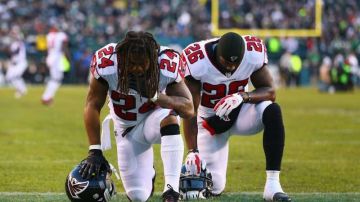 Los jugadores de la NFL que insistan en arrodillarse durante el himno causarán problemas a sus equipos. (Foto: Mitchell Leff/Getty Images)