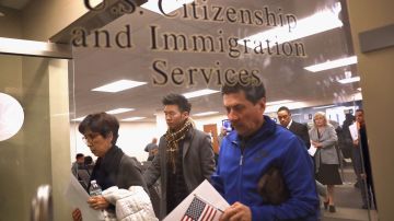 La demanda alega que USCIS violó la ley al realizar los cambios al proceso de la visa