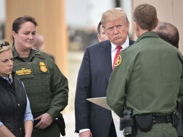 El presidente Donald Trump visitando la frontera sur