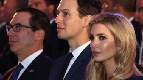 Ivanka Trump y Jared Kushner (centro) llegaron esta mañana a Israel.