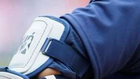 Robinson Cano aguantaba el dolor tras un lanzamiento que le fracturó la mano derecha. (Foto: Duane Burleson/Getty Images)