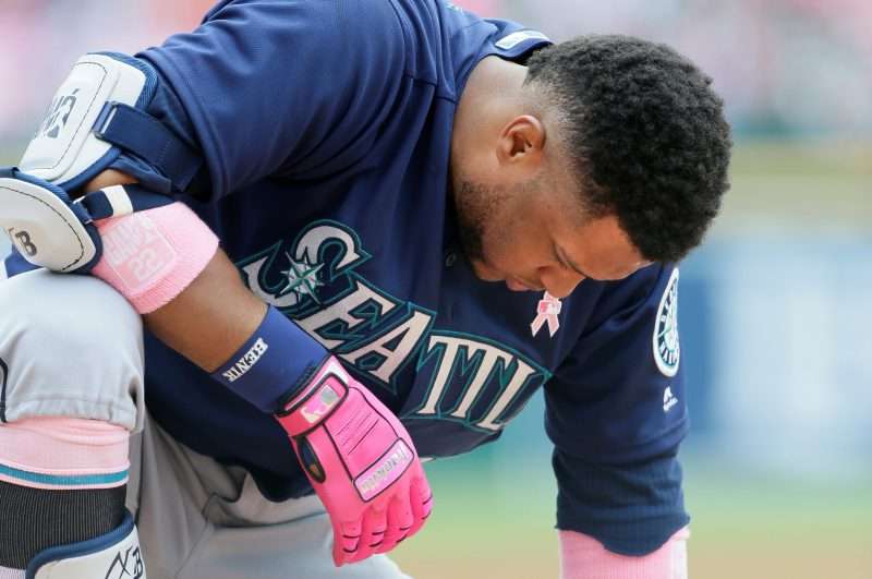 Robinson Cano aguantaba el dolor tras un lanzamiento que le fracturó la mano derecha. (Foto: Duane Burleson/Getty Images)