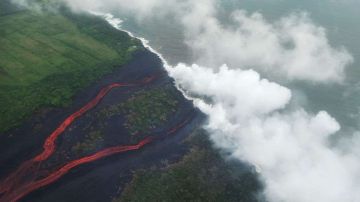 Los flujos de lava llegaron al océano y crearon nubes conocidas como "laze".