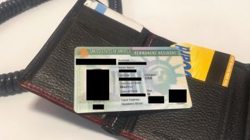 Los beneficiarios de una "green card" deben portarla en lugares públicos.