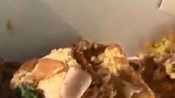 Una de las empleadas dejó una uña postiza en una hamburguesa.