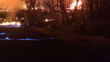El metano producido por la vegetación ardiente se encendió para crear una llama azul.