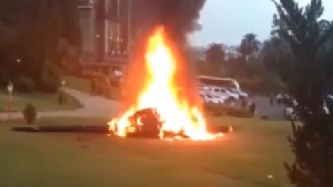 El helicóptero explotó y comenzó a dar vueltas en el aire. Seguidamente, el aparato se estrelló.