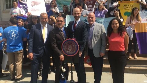 Activistas ayer en las escalinatas de la Alcaldía de NY, enfatizaron la importancia de concientizar a los miembros de la comunidad sobre la hepatitis viral.