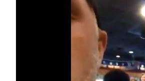 La familia irrumpió el ambiente del local con su petición.