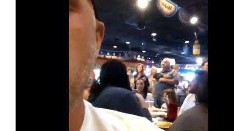 La familia irrumpió el ambiente del local con su petición.