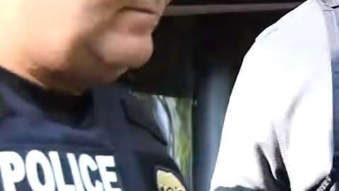 ICE afirma que no detiene a víctimas de delitos en las cortes, pero su presencia ya reportada en muchos tribunales perjudica la justicia, señala sondeo
