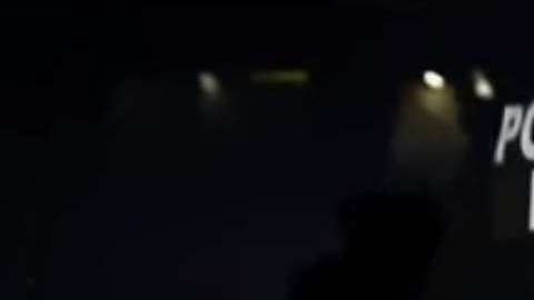 Agentes de ICE irrumpieron en la vivienda usando escudos antimotines