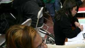 En Estados Unidos hay miles, si no millones, de personas esperando por sus papeles. Se trata de aquellos inmigrantes haciendo cola en una de las tantas listas de espera que tiene el Departamento de Estado de Estados Unidos para otorgar visas.