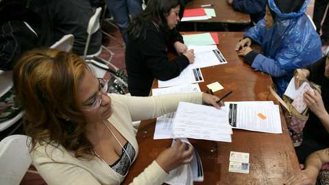En Estados Unidos hay miles, si no millones, de personas esperando por sus papeles. Se trata de aquellos inmigrantes haciendo cola en una de las tantas listas de espera que tiene el Departamento de Estado de Estados Unidos para otorgar visas.