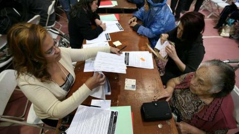 En Estados Unidos hay miles, si no millones, de personas esperando por sus papeles. Se trata de aquellos inmigrantes haciendo cola en una de las tantas listas de espera que tiene el Departamento de Estado de Estados Unidos para otorgar visas.
