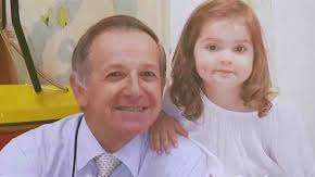 Este médico le salva la vida a una niña diagnosticada con leucemia.