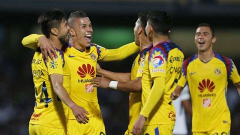 Oribe Peralta y Mateus Uribe del América festejan durante el juego de ida de los cuartos de final del Clausura 2018 de la Liga MX contra los Pumas. (Foto: Imago7)