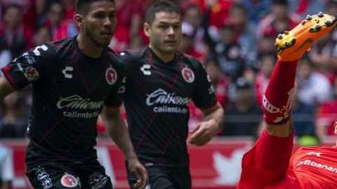 La chilena espectacular del colombiano Fernando Uribe en el Toluca-Xolos. (Foto: Imago7/Ismael Arroyo)